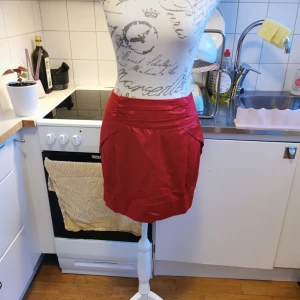 Söt, vinröd kjol från Serious Sally i medium - Söt kjol i vinrött från Serious Sally i storlek medium. 