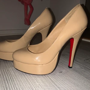 Äkta Christian Louboutin Vero Cuoio  - Flera år gammal modell. Använda flertal gånger. Säljes pga att dem är för små. Finns fåtal rispor och märken men väldigt fina. Storlek 38.