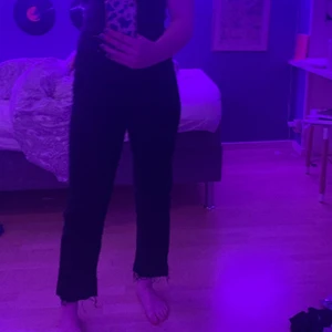 Levis Ribcage straight  - Skit snygga svarta raka jeans från levis, tycker dem är för korta på mig då jag är 175 men annars är dem skit snygga! Klippta längst ner. Använda typ 4 ggr och köpta i höstas!