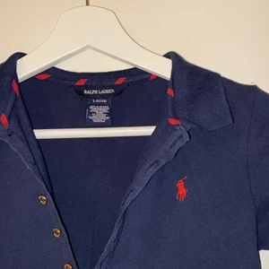 RALPH LAUREN ungdom klänning - Hej 👋🏼 säljer den fina klänningen i mörkblå färgen. Har använd den ett par gånger och sen blev den för kort för mig 😣 storleken är ganska liten men en kortare person skulle kunna använda den utan problem ❤️ Om Du vill se mer bilder på saker eller snacka om priset det är bara skriva. Är öppet för allt ✨ Lägsta bud: 250