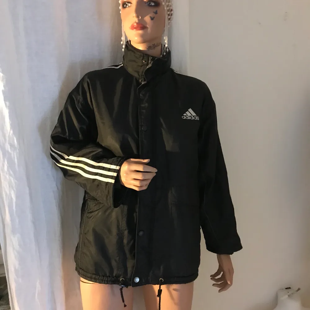 Varm jacka från adidas. Köpt second hand. Barnstorlek 152 men funkar på xs/s. Jackor.