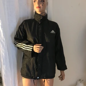 Adidas parkas  - Varm jacka från adidas. Köpt second hand. Barnstorlek 152 men funkar på xs/s