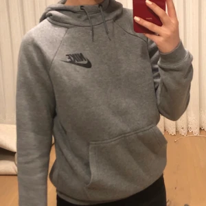Nike hoodie - Köpt från Nelly 2019. Säljer pga att den inte längre passar. Köparen står för frakten.