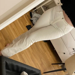 Vita bootcut jeans - Vita bootcut jeans från BikBok. Nypris var ungefär 399kr, säljer för 150kr 🥰 Storlek M. Jätte fint skick! Fraktar, men möts även upp i Helsingborg
