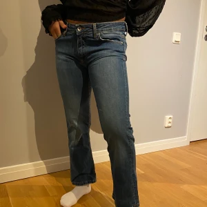 Jean från Raglady - Jätte snygga från ett italienskt märke köpt på Raglady, lågmidjade jeans i storlek 27 som är S, märket heter fornarina, frakten står köparen för och budgivning ifall fler är intresserade