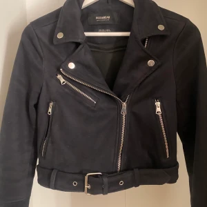 Pull and bear outerwear  - Jag säljer min jacka som är från pull and bear som är använd endast 2 gånger. Jag säljer jackan för att jag inte har användning av den. Jag säljer jackan för 300 kr. Jackan kan både hämtas upp och kan fraktas. Frakten kostar 45kr. Priset kan diskuteras. Inga skambud tack!