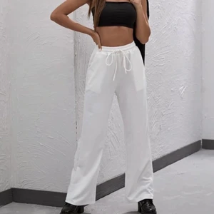 Mjukisbyxor - Säljer ett par vida mjukisbyxor! Bra kvalite och sitter snyggt, perfekt längd på mig som är 170. Knappt använda, kan skicka egna bilder