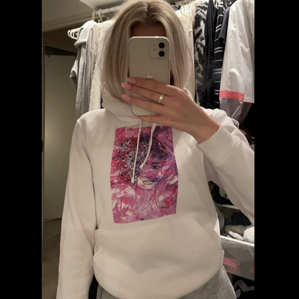 Säljer denna super fina hoddie ifrån The cool elephant då den är för liten för mig, använd fåtal gånger och i väldigt bra skick💕 STHL XS. Hoodies.