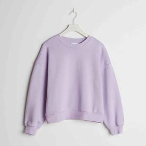 Säljer min lila sweatshirt från GINATRICOT 💜 Väldigt fint skick då den är använd fåtal gånger ✨ Storlek Small 💫 Kontakta mig för mer bilder eller info!! 180kr eller högsta bud💕