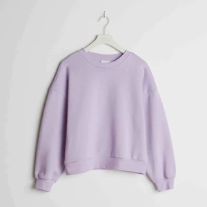  - Säljer min lila sweatshirt från GINATRICOT 💜 Väldigt fint skick då den är använd fåtal gånger ✨ Storlek Small 💫 Kontakta mig för mer bilder eller info!! 180kr eller högsta bud💕
