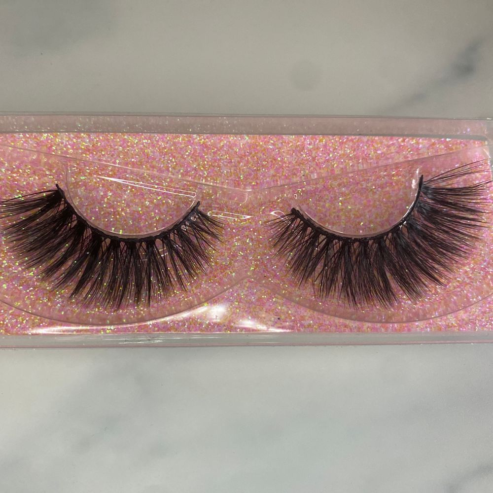 Förvandla din look med ett par fransar från Yaazbeauty. Dessa överdådiga fransar ger en otroligt längd med en känsla av lyx. Fransarna är mjuka, lätta och återanvändbara vid skötsel. Fransarna passar vid alla möjliga tillfällen. OBS!Lim säljs separat.. Accessoarer.