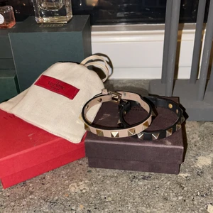 Intresse koll (Valentino Armband) - Funderar på att sälja mina snygga valentino armband, och tänkte därför göra en intresse koll. Kan tänka mig att sälja båda. Nypris ca 1700kr mitt spris skulle vara runt ca 800-1100kr st. Dustbag mm skulle medfölja vid köp:D Färgerna är svart och beige!