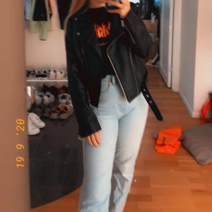 Jeans från Weekday - Säljer mina Rowe extra high straight jeans från weekday. Dom är storlek 29/30, är 165 och är perfekt längd.