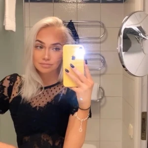 Ida sjöstedt tröja - Super super fin tröja från Ida sjöstedt!! Använd men i bra skick! Köpt för ca 1 700kr, kan dock tänka mig att sälja för ett billigt pris vid snabb affär!! Sitter väldigt fint på, dragkedja i ena sidan! Inte jätte stretchig, lite hårdare i tyget.🥰