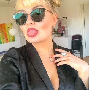 Cool silkeskavaj från H&M - Svartprickig silkeskavaj från H&M med slits på sidorna, knappar och  stora fickor😍  finns hällen för ett bälte men det har jag tyvärr tappat bort någon gång i tiden