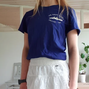 Bik Bok blå T-shirt - Blå marin T-shirt från Bik Bok. Endast använd vid ett tillfälle, så den är i princip i nyskick. Den är i storlek M men passar lika bra på XS-S också om man vill ha en lite oversized look😋 Frakt tillkommer!💞 Kolla gärna in mina andra annonser!