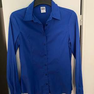 Blå skjorta från Vero Moda stl S, säljer den då den tyvärr är för stor för mig 😭 materialet är väldigt mjukt och tunnt, jätteskön att ha på sommaren. 
