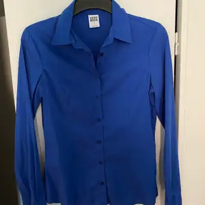 Blå skjorta från Vero Moda stl S, säljer den då den tyvärr är för stor för mig 😭 materialet är väldigt mjukt och tunnt, jätteskön att ha på sommaren. 