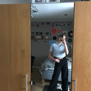 Ljusblå Ralph lauren tröja - Jättesöt ljusblå Ralph Lauren tröja som tyvärr inte används. Mörkblått Ralph märke. Snyggt att ha den både croppad och utsläppt. Om du har några funderingar är det bara att fråga💜💜💜