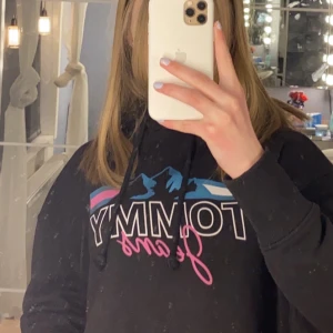 Tommy Hilfiger Hoodie  - Säljer min  oversized Tommy hilfiger hoodie,  superskön och i jättefint skick. Storlek xs men sitter oversized på mig som är s-m. Slutsåld på hemsidan och nypris är 1199kr. Säljer endast vid ett bra bud då jag fortfarande gillar den💗 Skicka ett dm för frågor eller bilder