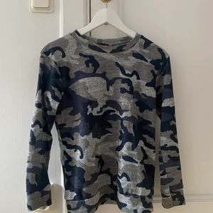 Tvådelat mjukisset från Madlady - En långärmad tröja & ett par mjukisbyxor i kamouflagemönster🖤🖤Inköpt för några år sedan.  Frakten ingår i priset!