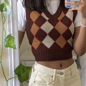 brun väst - Säljer denna superfina oanvända väst! Den är one size, passar XS-L. Vid intresse, skriv privat💞