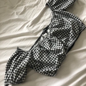 crop top - supersöt crop top som går ihop med kjol & byxor!! puffiga vid axlarna. säljer pga används ej. strl s/36