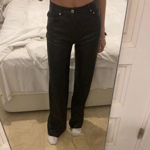 Skinnbyxor från Mango, 38 - Skitsnygga skinnbyxor (inte äkta) från MANGO!! Sjukt populära och helt slutsålda. Använda 1-2 ggr och är i helt nyskick. LÅNGA! Jag är 174!! Om många är intresserade blir det budgivning! 