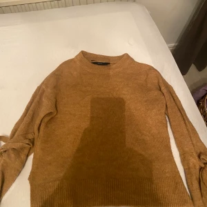 Tjocktröja - Säljer en en tjocktröja men ungefär brun/orange färg, rosett på armarna och knappt använd