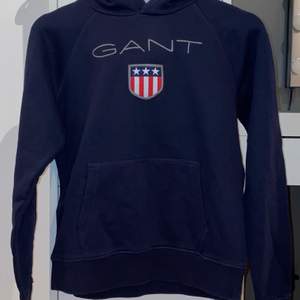 Säljer Gant hoodie i bra skick. Strlk 158/164 (xs/s). Nypris 699kr, jag säljer för 250kr inklusive frakt :)