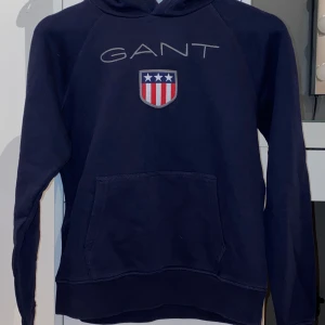 Gant Hoodie - Säljer Gant hoodie i bra skick. Strlk 158/164 (xs/s). Nypris 699kr, jag säljer för 250kr inklusive frakt :)