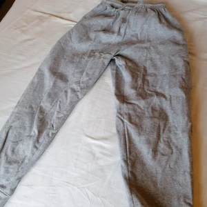 OFC mjukisbyxor  - Ett par grå väldigt sköna mjukis. Bara användt dom några gånger och säljer dom för jag har för mycket byxor. Köpare står för frakt. 