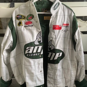 Vintage racing jacka / bomberjacka - Skitsnygg jacka köpt på vintagebutik i Stockholm, tvättad men aldrig använd då den inte riktigt passar min stil, storlek M men skulle säga att den passar fler pga oversize look 🎊 / köparen står för frakt ❗️EDIT❗️ eftersom det är flera som är intresserade får ni gärna lägga ett bud i kommentarsfältet (exkl. frakt) ❤️ budgivningen avslutas 27/2 ❤️