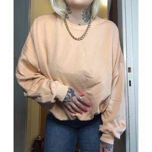 Sweat  - Pastellig sweatshirt från junkyard, persikofärgad. Kortare och rund i modellen. Sparsamt använd. Storlek L