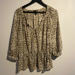 Jättefin blus  - Jättefin och trendig genomskinlig blus. Storlek 38 80kr+ frakt 