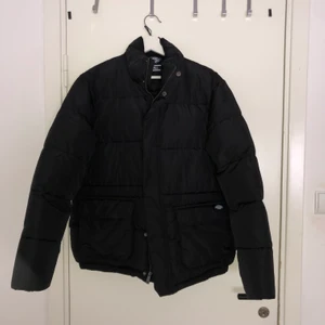 Dickies Jacka - Svart vinterjacka från Dickies i stl Small. Men skulle säga att den är med som en M. Aldrig använd då jag ej gillar hur den sitter på mig. Vid fler intresserade blir det högsta bud.