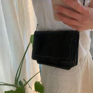 Liten svart väska från Bik Bok i svart lack. Knappt använd och i fint skick.👾