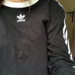 Addidas långärmad tröja  - Svart Addidas långärmad med vita sträck på ärmarna, fint skick använd 1-2 gånger säljer pågrund av för lite användning 