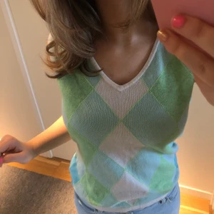 Cashmere väst - Jättesnygg och skön väst i cashmere! Passar S/M. Så fin att ha över en tisha eller bara som den är. 55% silke och 45% cashmere. 