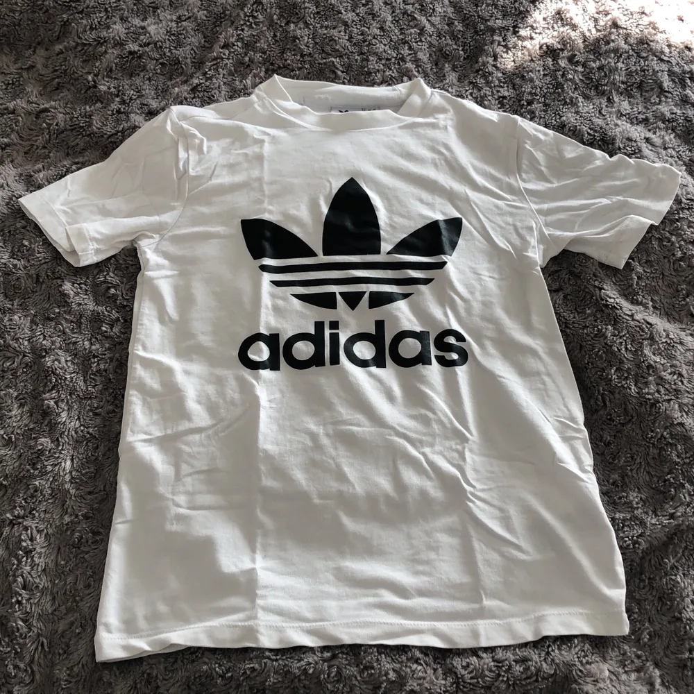 En nästan oanvänd t-shirt från adidas. Väldigt bekväm. Skriv för frågor eller fler bilder😊. T-shirts.