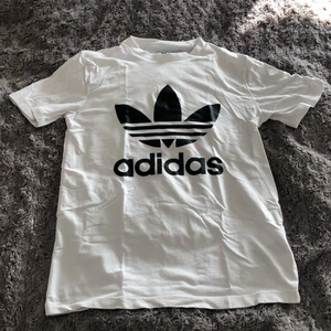 Vit adidas t-shirt  - En nästan oanvänd t-shirt från adidas. Väldigt bekväm. Skriv för frågor eller fler bilder😊