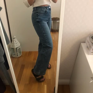Nakd  - Blå jeans från NAKD i nyskick, edast använda två gånger. Säljer pga att de inte används. Jag är 162 cm. Frakt tillkommer!