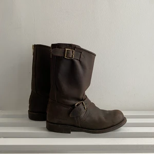 Primeboots  - Primeboots i modellen engineer mid-1 - Ordinare pris 1979 kr