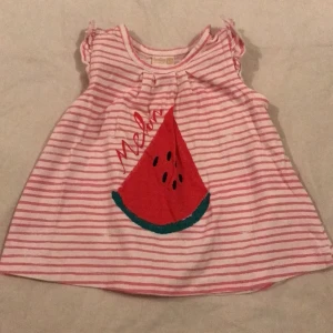 Klänning från Lindex  - Söt klänning från Lindex i storlek 68, fint skick! Djur finns i hemmet