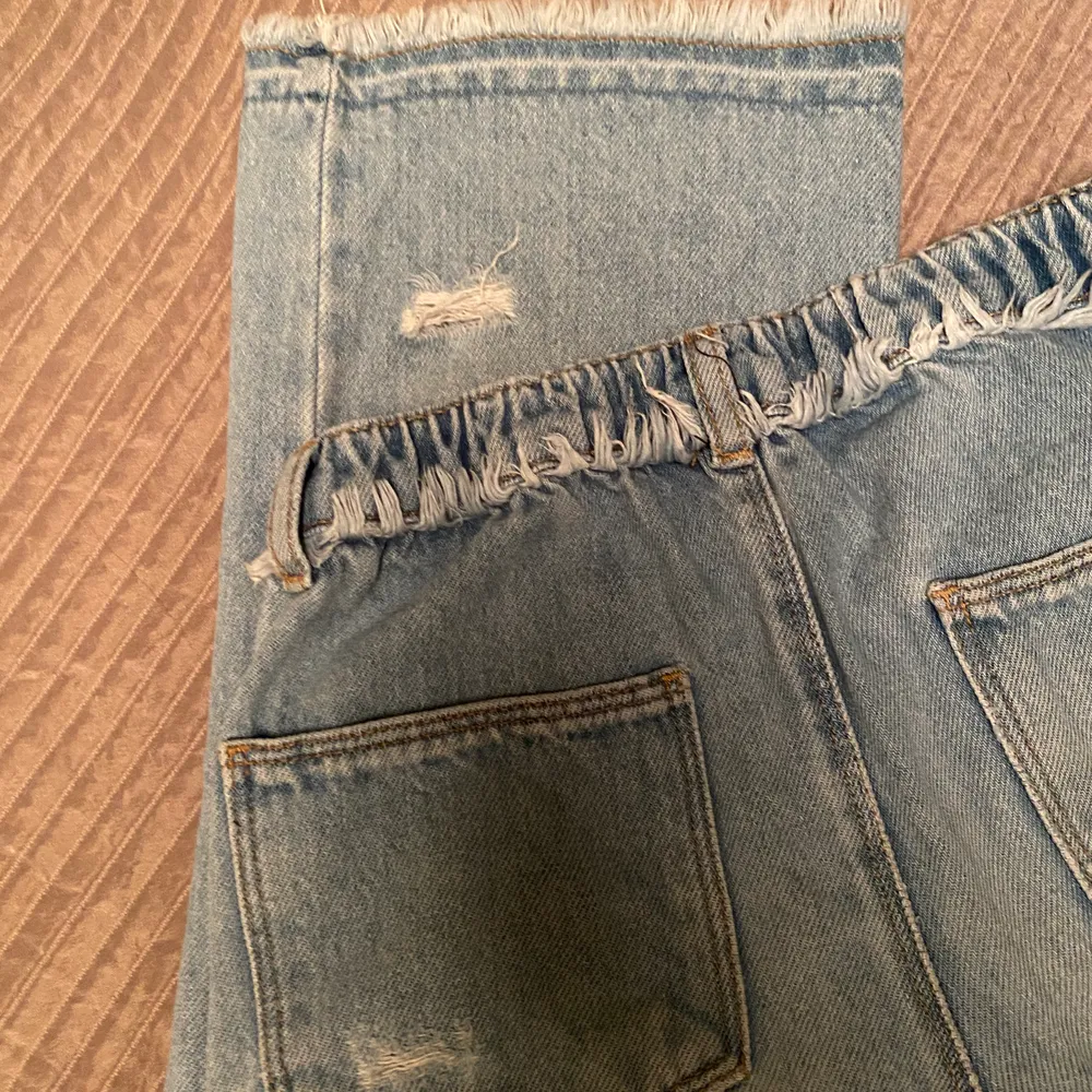 Säljer dessa vida ljusa jeans ifrån Zara, köpt på barn men passar XS:). Jeans & Byxor.