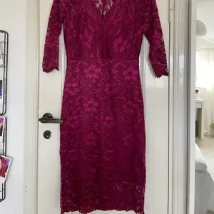Lila-röd klänning från KappAhl i spets. Aldrig använd, i väldigt bra skick! Spårbar frakt med DHL inräknad i priset!!
