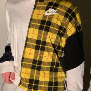 Nike tröja  - Super cool nike tröja, väldigt unik. Köpt för 500kr säljer för 150kr eller bud!