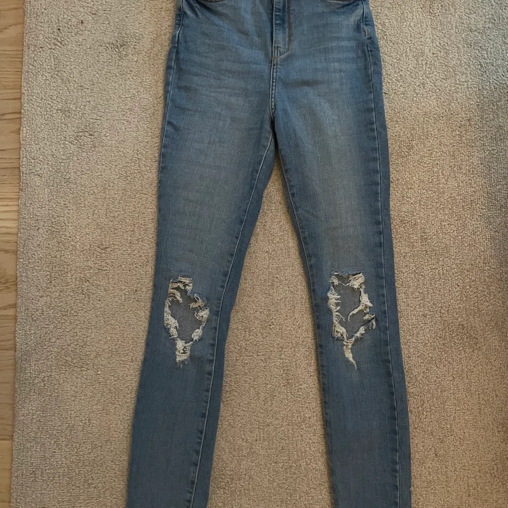 Skinny jeans från Gina Tricot, använd ett fåtal gånger med bra skick. Är 175 cm och på mig har de blivit ganska korta, men det är mycket stretch i dem. Köpta för cirka 500-600kr, utgångspris är 140kr. Kan skickas mot fraktkostnad men vet ej exakt vad priset på frakten är så det som skrivs som fraktkostnad är inte 100%🥰. Jeans & Byxor.