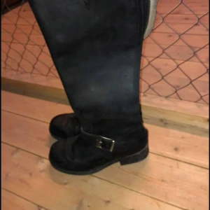 Johnny bulls - Säljer mina Johnny bulls som just nu inte använts på väldigt länge💕 de är som nya och använda bara några gånger under en vinter, köpta för 2299kr säljer dom nu för 800kr men priset kan diskuteras