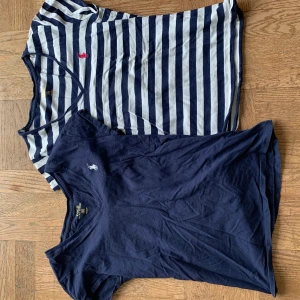 Ralph Lauren t-shirt x2 - Två relativt oanvända t-shirts från Ralph Lauren, en marinblå och en randig. Dem är i st XS och storleken är sann! Fin passform och bra skick, kan va några sämre sömmar längst ner då de är köpta på en outlet i USA, annars bra kvalitet. Går att köpa en med!